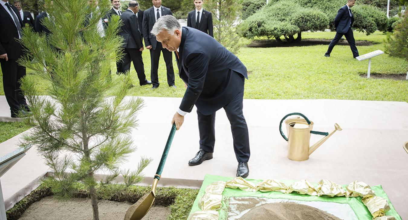 Orbán Viktor aranyos dolgokkal kertészkedett Türkmenisztánban