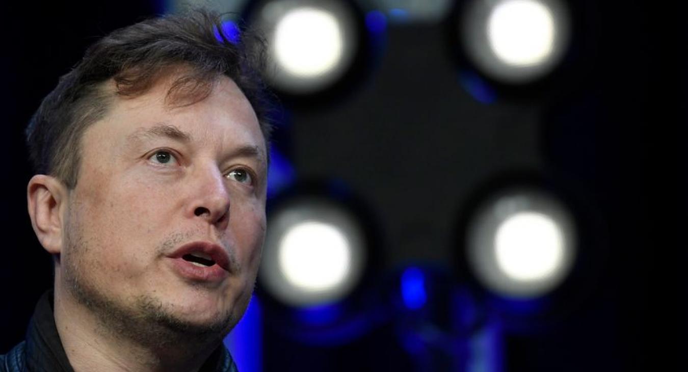 Elon Musk a migrációról vitázik az X-én, a hajdai Twitteren 