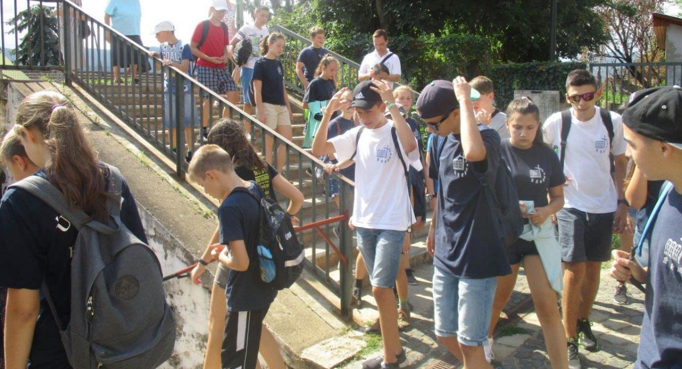 Erkölcsi bizonyítványhoz kötik a középiskolás önkéntesmunkát a gyerektáborokban