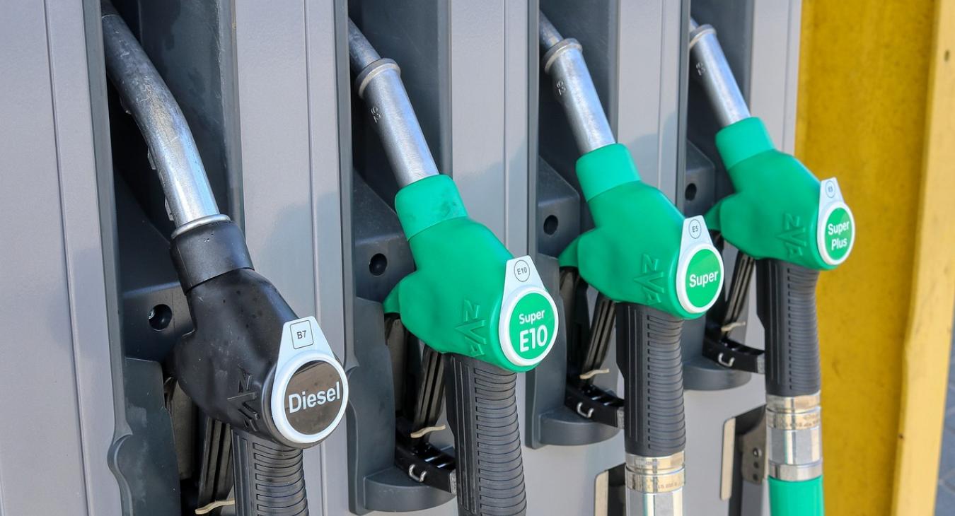 Szerdán jöhet az adócsökkentés a benzinárak lenyomásához?