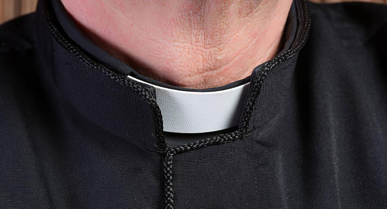 Papok és pedofília: fideszes módosító érkezett, hogy a gyóntató papoknak ne kelljen jelenteni az abúzust!