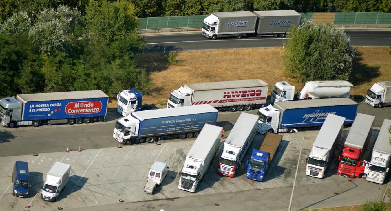Zúdulhatnak a kamionok Budapestre, az Orbán-kormány a főváros felé tereli a teherautókat 