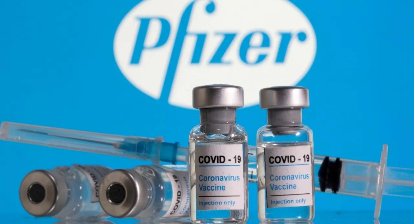 Betámadták a Pfizer-vakcina gyártóját elhallgatott mellékhatások miatt