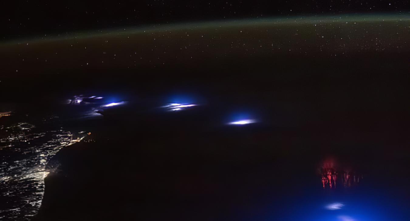 Különös fényeket rögzített a Föld légkörében az ISS asztronautája