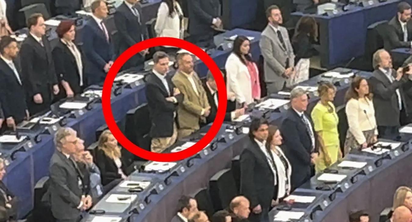 A Fidesz új EP-frakciójából több képviselő is ülve maradt az EU himnusza alatt az alakuló ülésen