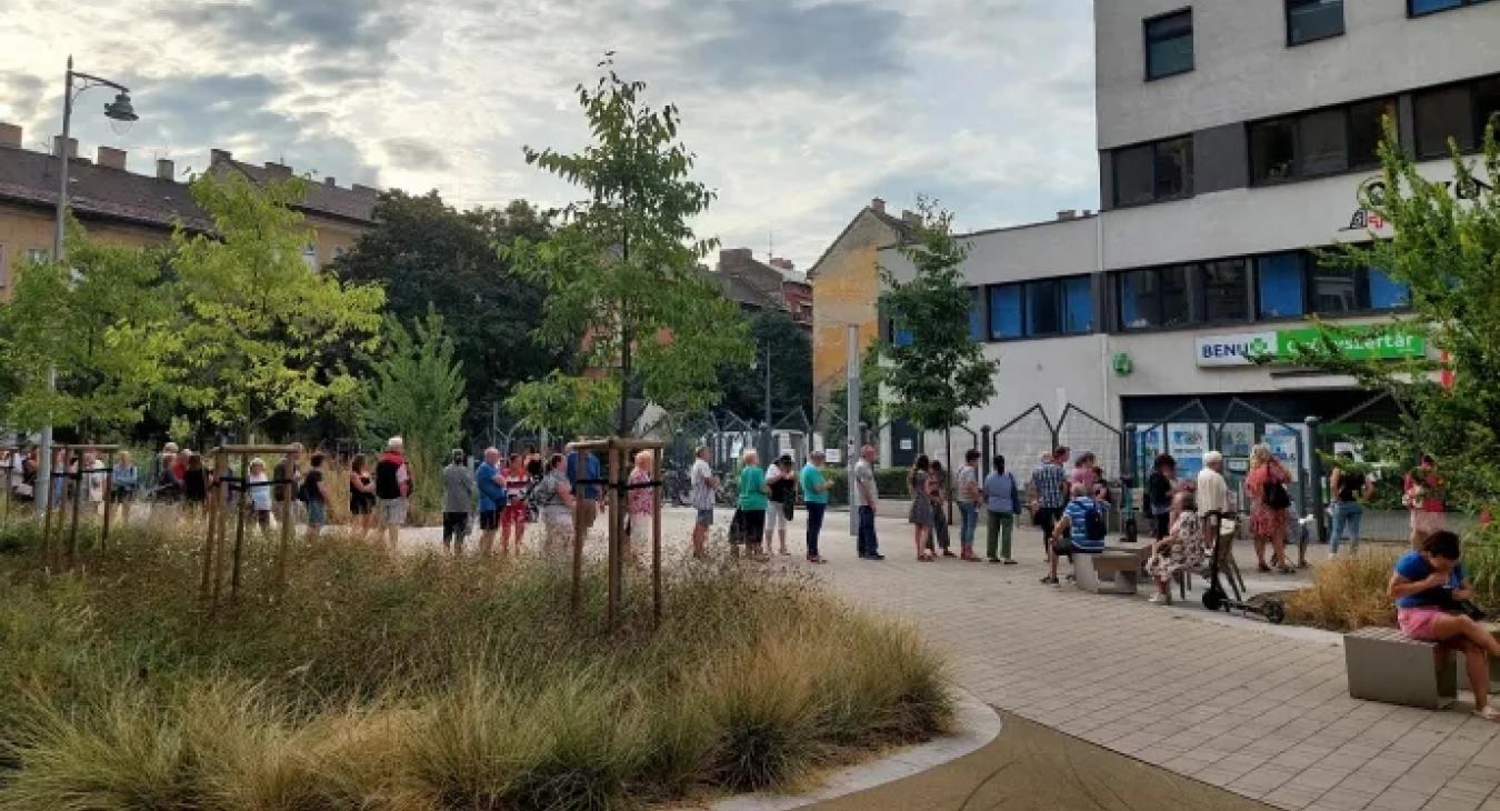 Reggel 7 óra, és a szomszéd utcáig áll a sor a józsefvárosi rendelőintézet előtt