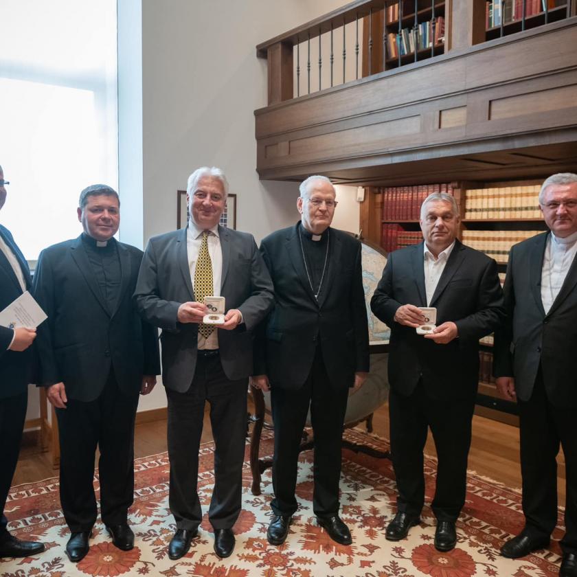 Aranyérmet osztogattak: Egyet Viktornak, egyet Zsoltinak és egyet a pápának
