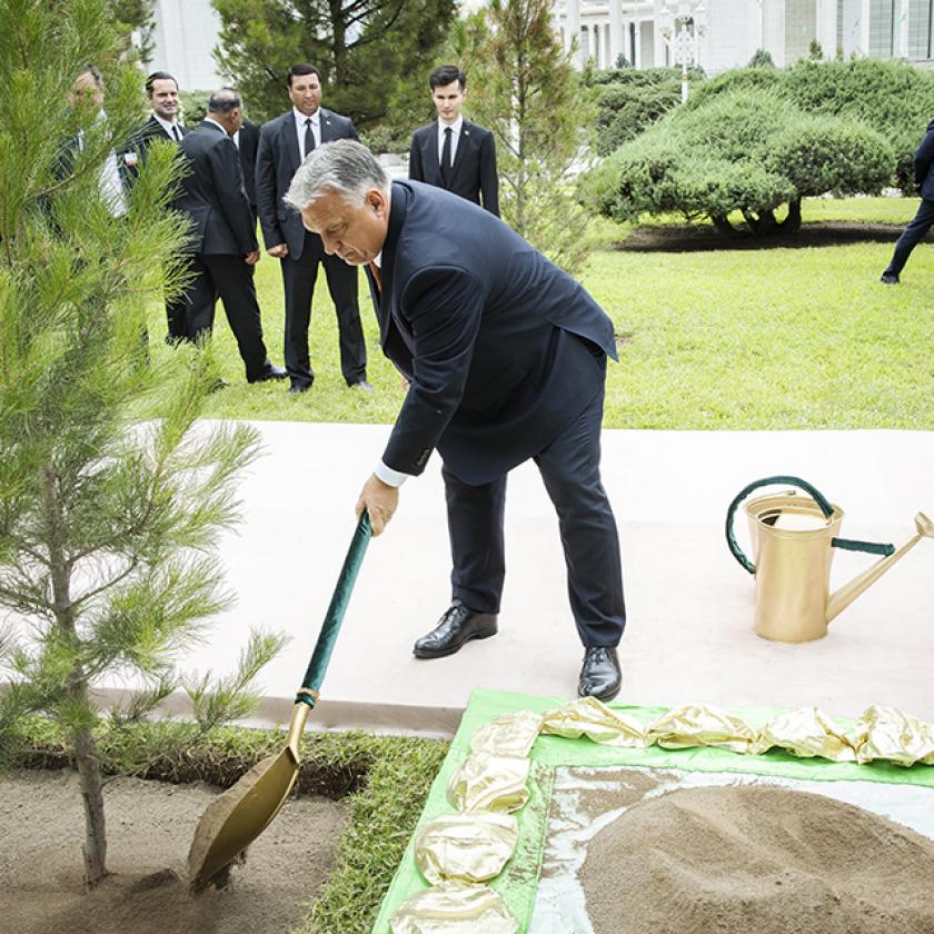 Orbán Viktor aranyos dolgokkal kertészkedett Türkmenisztánban