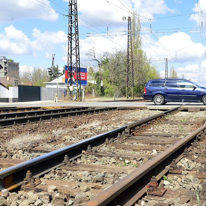 Elakadt autó miatt késnek a vonatok a Balatonnál