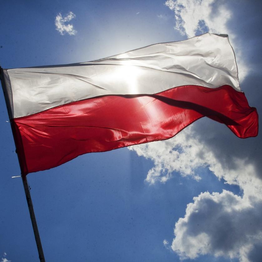 Közös nyilatkozatban állnak ki a független média mellett lengyel lapok szerkesztői 