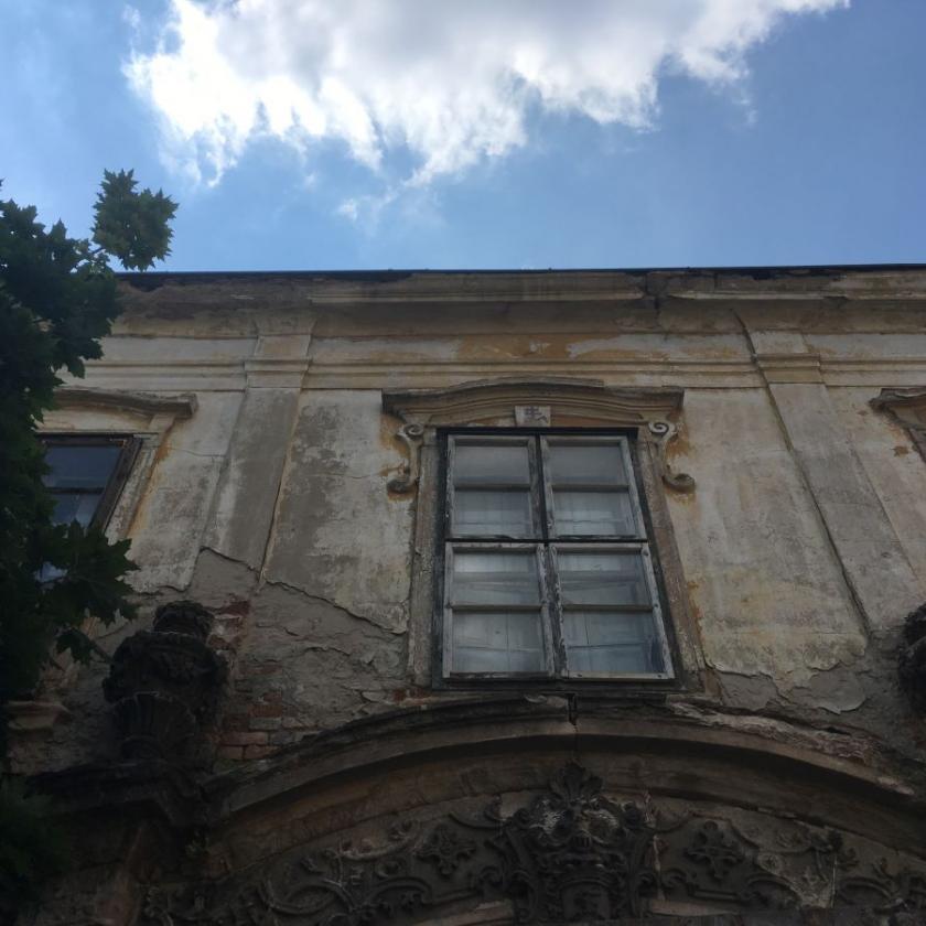 30 éve várják Esztergomban a Sándor-palota sorsának jobbra fordulását
