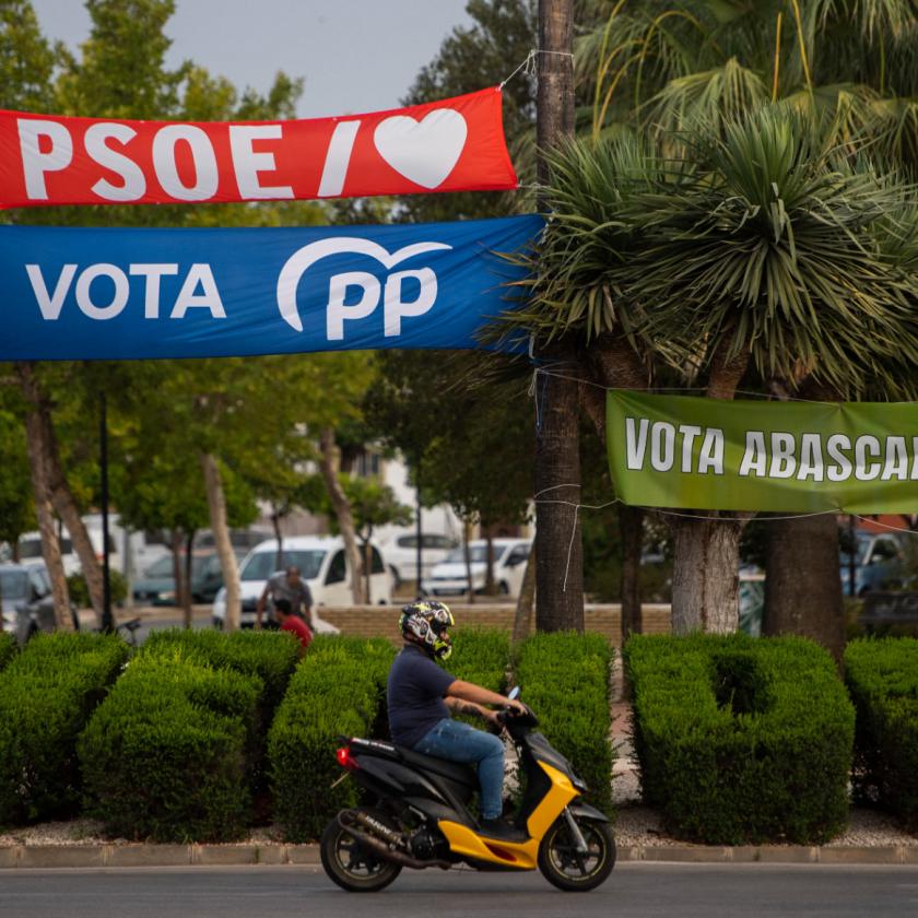A konzervatívok nyerhetnek, de a szélsőjobboldal is kormányközelbe kerülhet a spanyol választáson