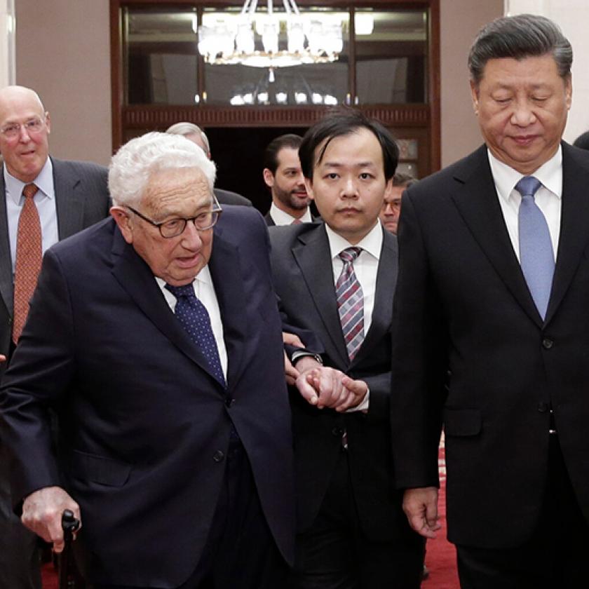 A kínai védelmi miniszter Henry Kissingerrel tárgyalt