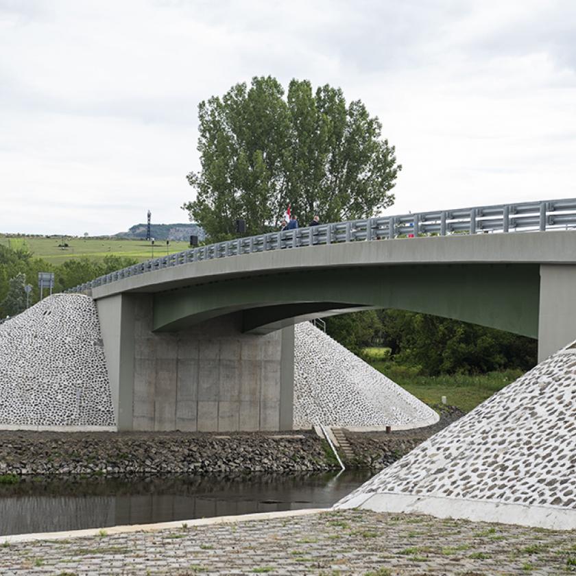 Átadták az új Ipoly-hidat a magyarországi Ipolydamásd és a szlovákiai Helemba között
