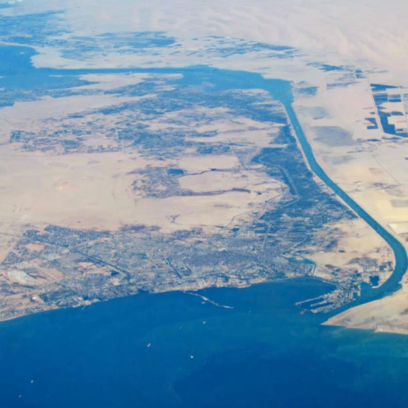 Elsüllyedt egy hajó a Szuezi-csatornában 