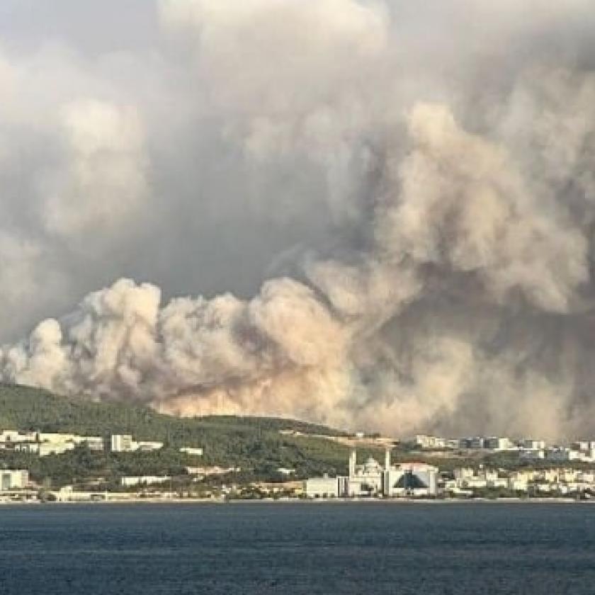Akkora tűz pusztít Európában, hogy az egyik legfontosabb tengeri útvonal is megbénult
