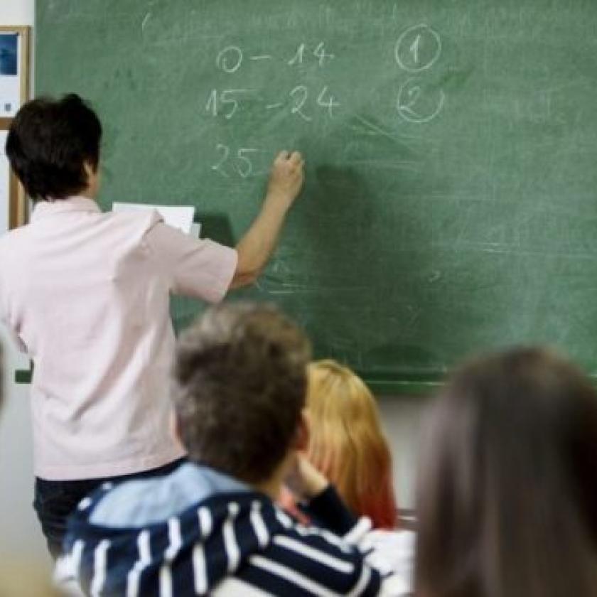 Havi nettó 75 ezer forintos ösztöndíjra pályázhatnak a tanárok