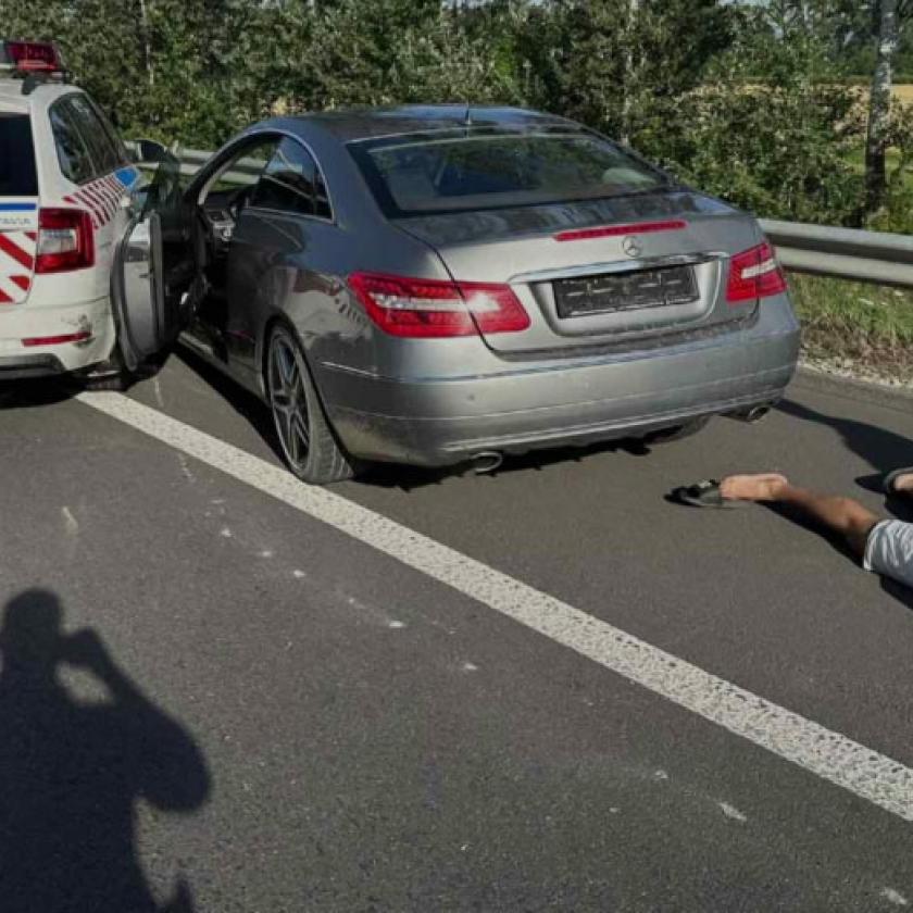 Lezárult a vizsgálat: nem hibáztak az M2-esen menekülő Mercedest üldöző rendőrök 