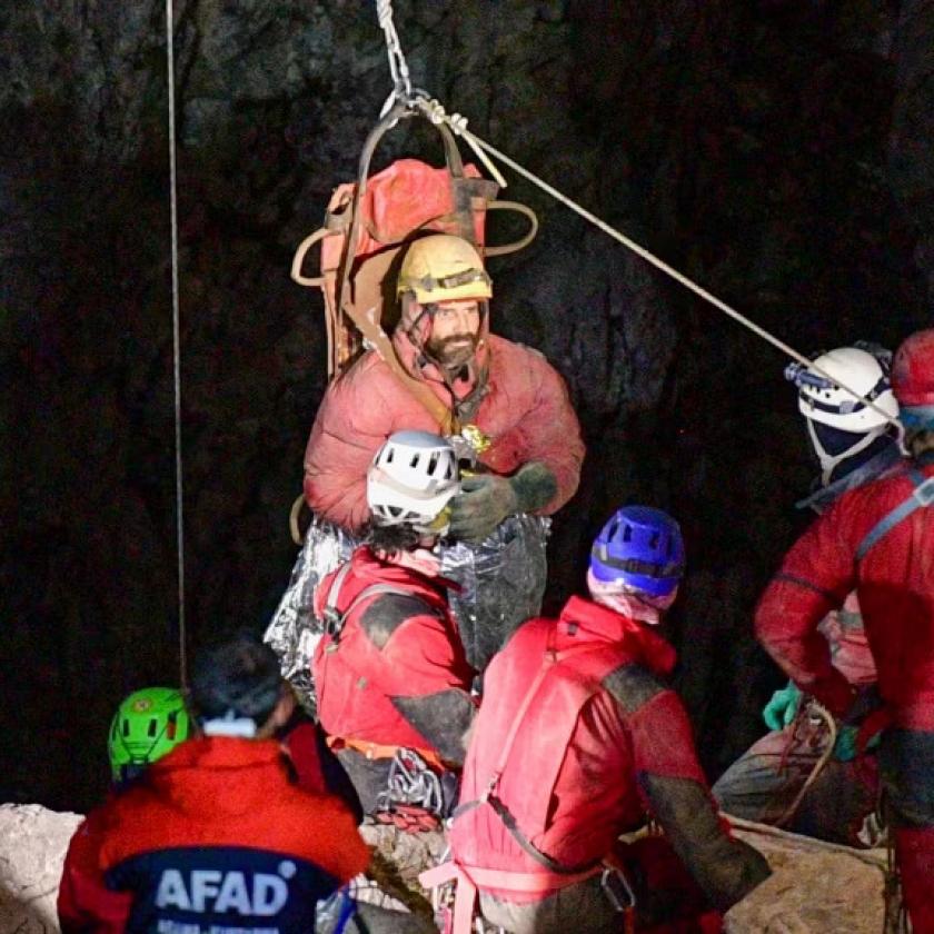 Felszínre hozták az amerikai barlangászt, akinek az életét a mélyben egy magyar orvos mentette meg 