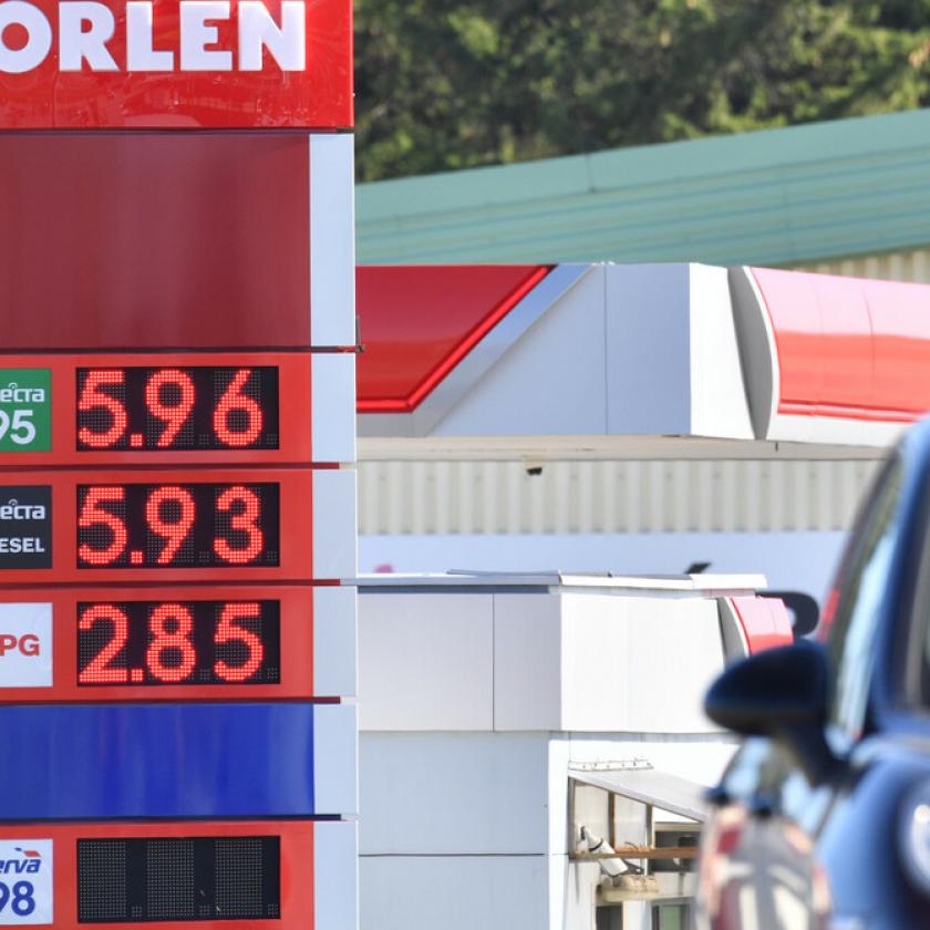 Csehek, németek tódulnak a lengyel benzinkutakra, már a stratégiai tartalék fogy