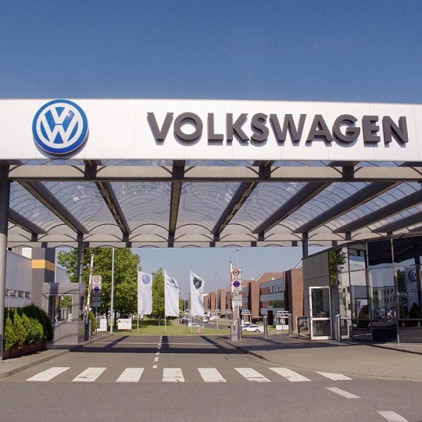 Dolgozókat küld el e-autós gyárából a VW 