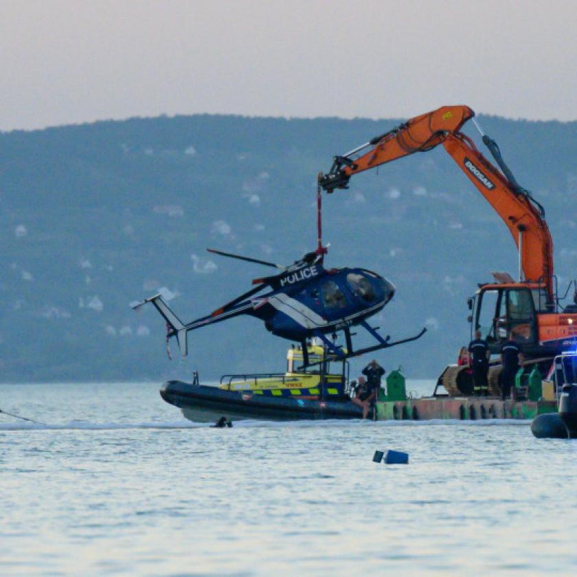 Kiemelték a Balatonszéplaknál a tóba zuhant rendőrségi helikoptert a vízből