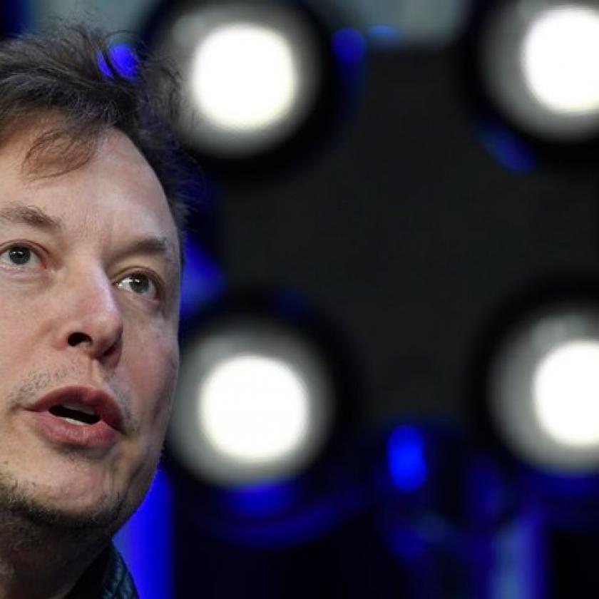Elon Musk a migrációról vitázik az X-én, a hajdai Twitteren 