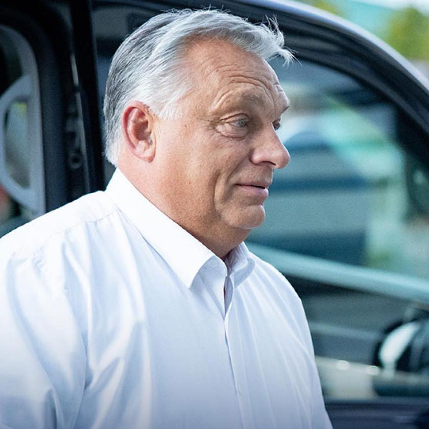 Két furgon érkezett Orbánnal, és a másodikból a legfontosabb minisztere szállt ki 