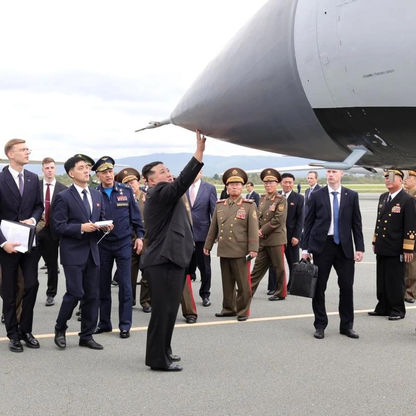 Kim Dzsongun orosz atomfegyvereket simogatott