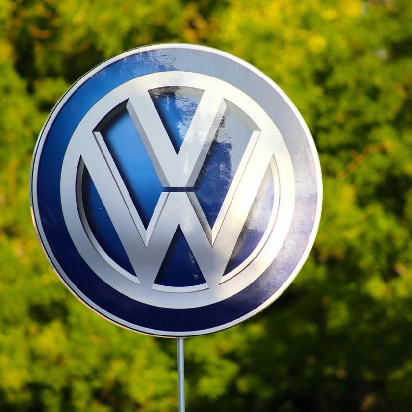 Órákra megbénultak a VW gyárai, válságstábot állítottak fel 
