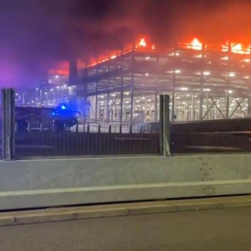 Hatalmas tűz ütött ki a londoni Luton repülőtéren