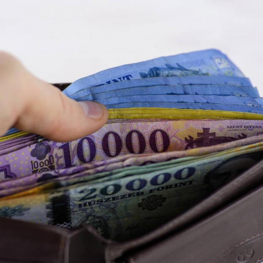 100 ezer forint pluszpénzt kaphatnak a minimálbéresek
