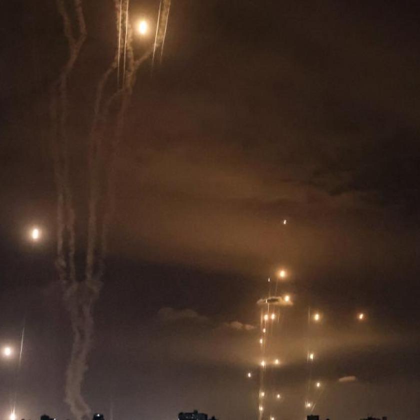 Támadás Izrael ellen: Tel-Avivra is rakétákat lőtt ki a Hamász, több mint 100 halálos áldozat van mindkét oldalon