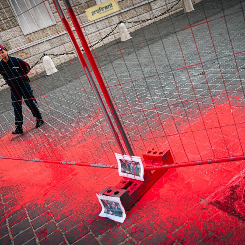 Vörös festéket öntöttek Orbán Viktor irodája elé