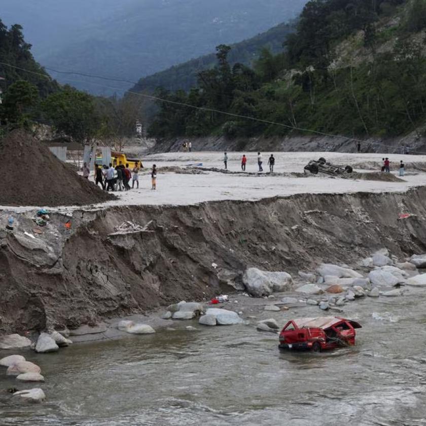 Már 74 halálos áldozata van a Himalája indiai részén az áradásoknak