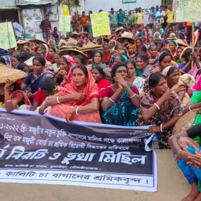 Több tízezer bangladesi textilgyári munkás tüntet, és gyárakat rongálnak a rendkívül alacsony bérek miatt