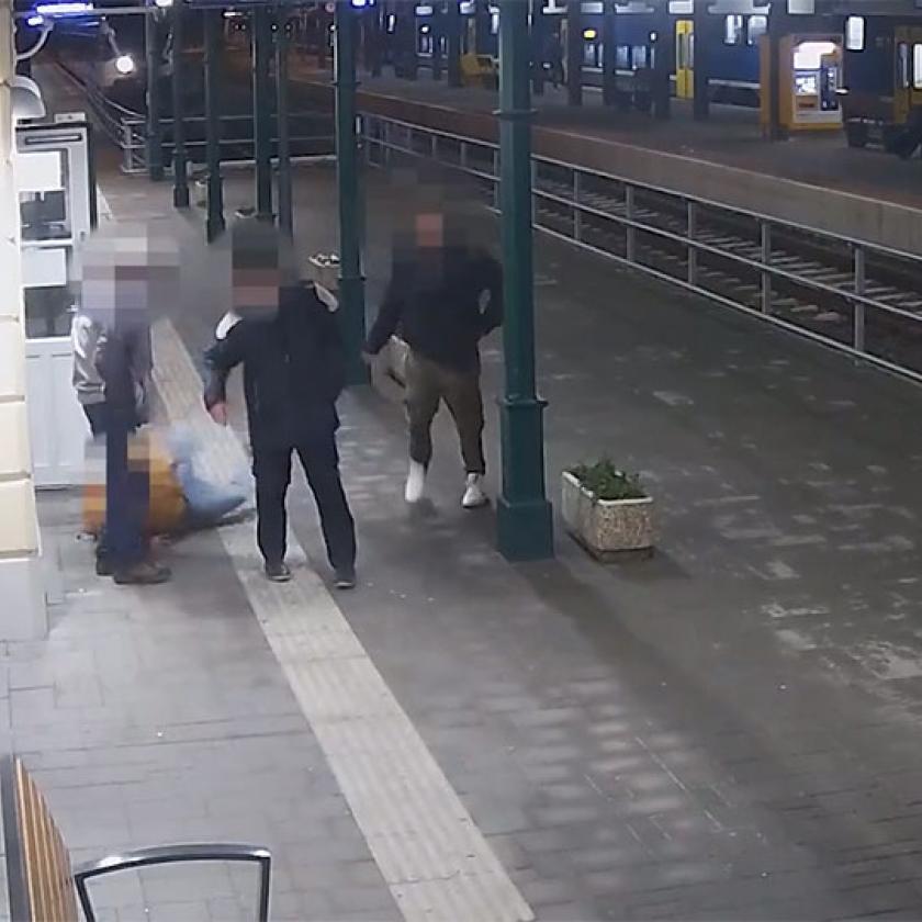 Négy év fegyházat kapott a férfi, aki három embert is megvert az esztergomi vasútállomáson – VIDEÓ