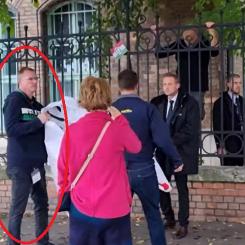 Fideszes képviselő csavarta ki a BME-s oktatók kezéből a molinót az ’56-os megemlékezésen
