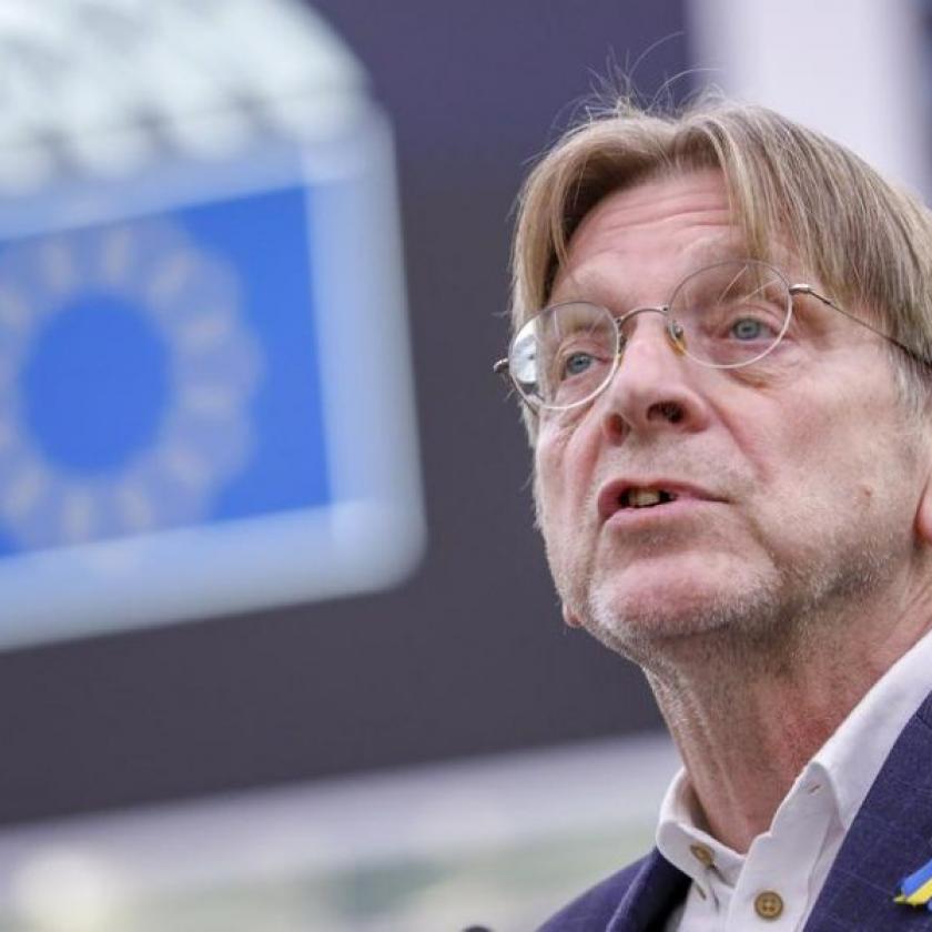 „Botrányos” – így reagált Verhofstadt a befagyasztott uniós pénzek folyósítására 