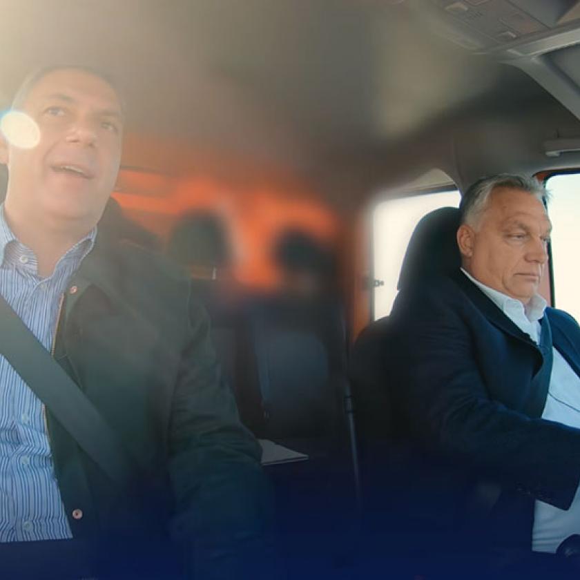 Félnótás ez az ember? Orbán esete az autókázással és az útátadóval