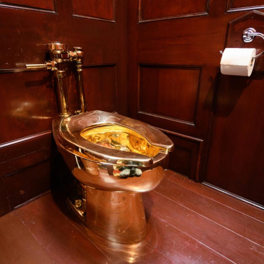 Négy férfi lophatta el a közel kétmilliárd forintot érő arany wc-t 