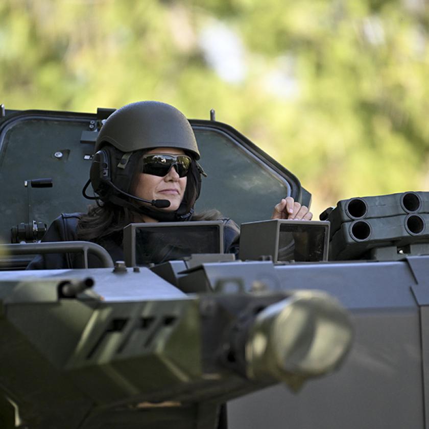 Novák Katalin tankban ülve őrzi a békét
