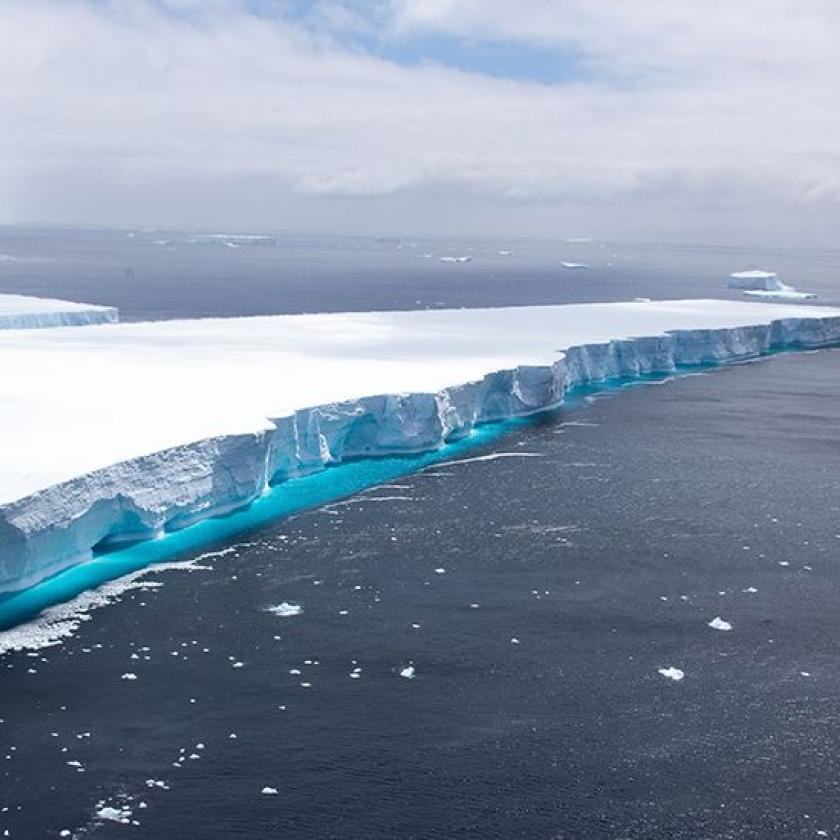 30 évig mozdulatlanság után megindult a világ legnagyobb jéghegye