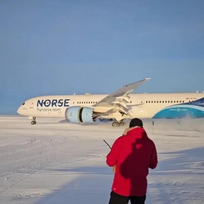 Óriásgép landolt az Antarktisz jegén