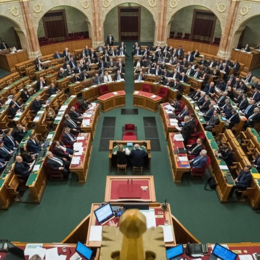 Soron kívüli parlamenti ülést hívnak össze 