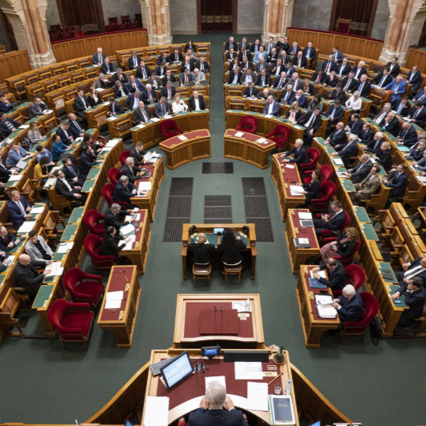 Ukrajna uniós csatlakozásáról tárgyal a parlament