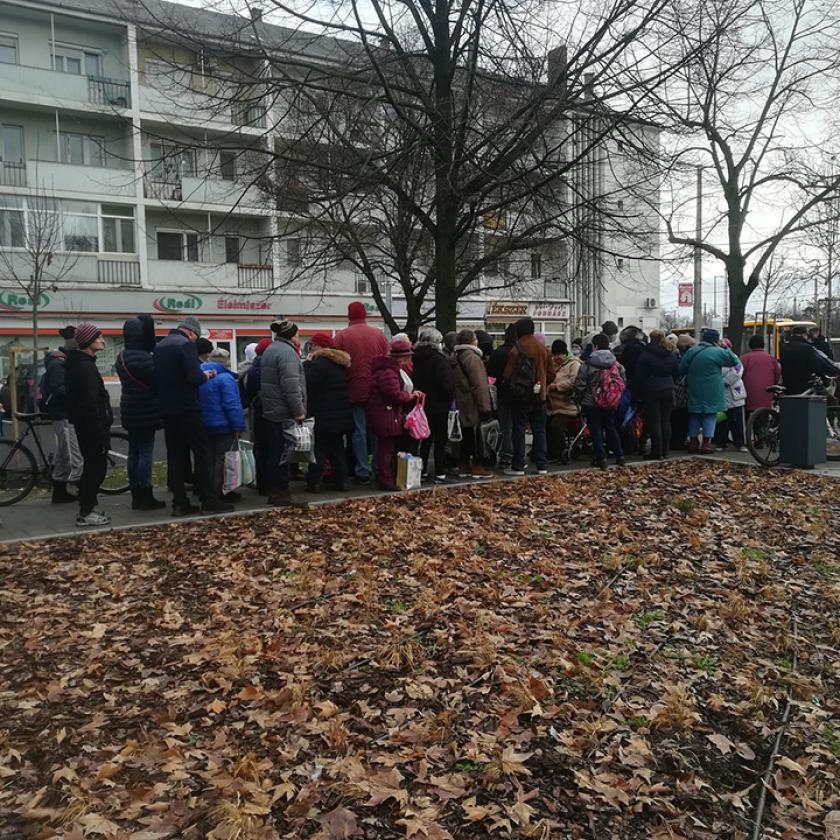 Szegények karácsonya - Ételosztás december 26-án "kéretlenül" Debrecenben