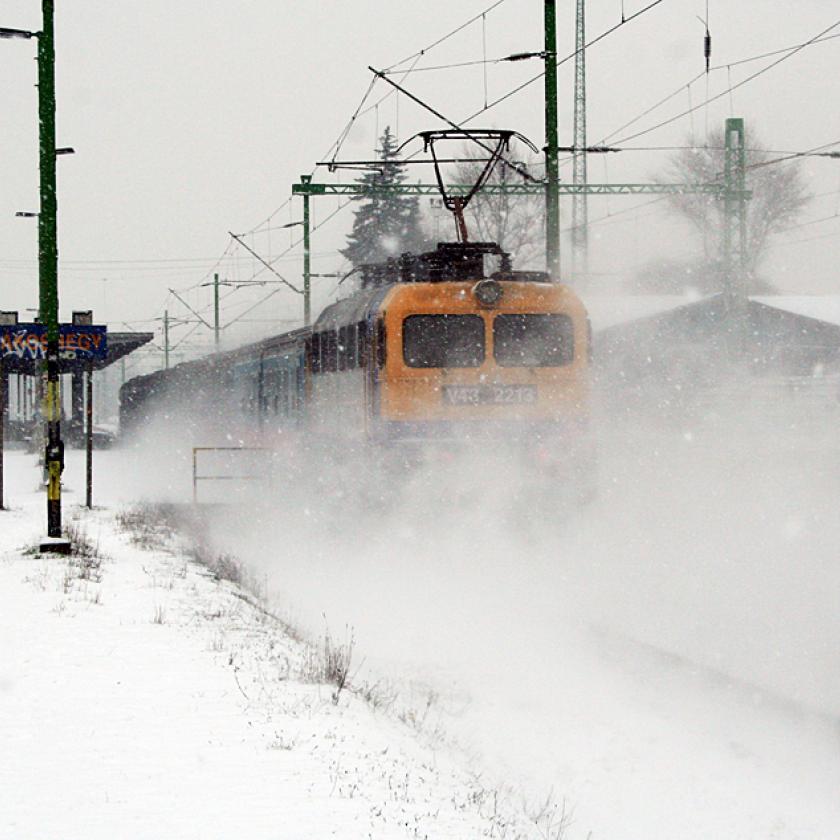 Betett a havazás a közlekedésnek, főleg a vonatforgalom akadozik 