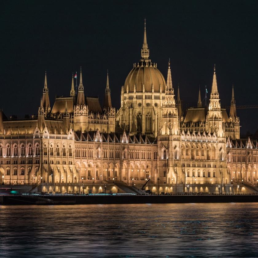 Megszavazták: eltörlik a kötelező orvosi alkalmasságit, szigorodnak a műszaki vizsgáztatás szabályai Magyarországon