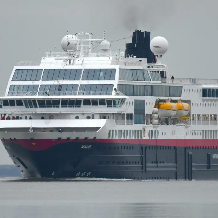 Irányíthatatlanul hánykolódik az Északi-tengeren egy norvég utasszállító hajó